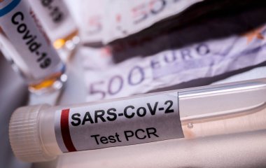 Avro banknotları üzerinde Coronavirus şişesi, kavramsal görüntü