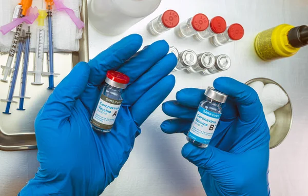 Enfermera Sostiene Dos Vacunas Covid Diferentes Laboratorios Imagen Conceptual — Foto de Stock