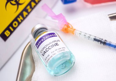 Astrazeneca 'dan aşı şişesi iğneye hazır, kavramsal görüntü için hayali eğlence.