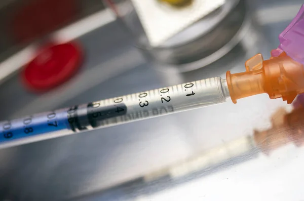病院で調製された医用バイアルの横に薬がロードされた注射器 概念的なイメージ — ストック写真