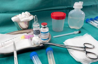 Oxford kovid-19 aşısı enjekte edildikten sonra transvers miyelit hastalarda serebrospinal sıvıyı çıkarmak için anestezi ve antibiyotikle birlikte lumbar ponksiyon iğnesi.