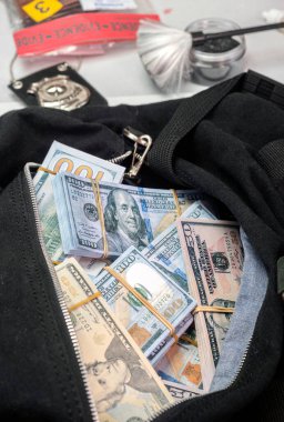 Kriminal soruşturma biriminde dolar dolu siyah çanta, kavramsal görüntü.