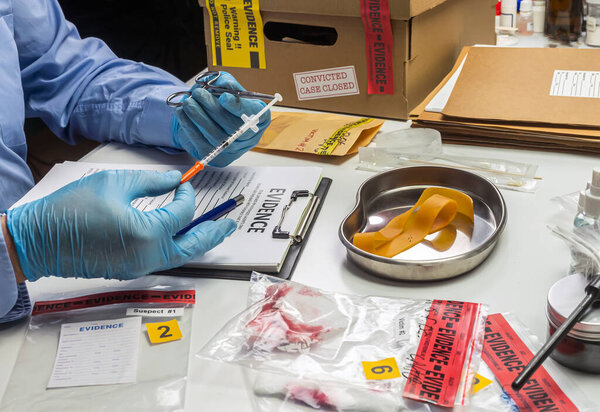 Специализированная полиция анализирует шприц со следами крови от передозировки жертвы пинцетом, концептуальным изображением