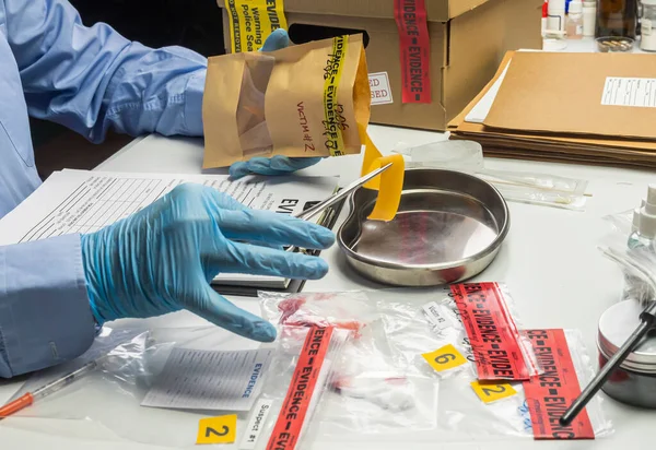 Police Scientist Holding Rubber Band Evidence Bag Drug Overdose Case — Stock Photo, Image