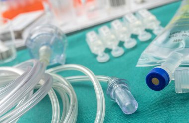 Hastane ameliyat masasındaki damlama sulama ekipmanının lastik detayları, kavramsal görüntü