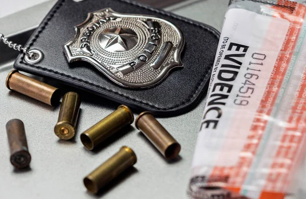 Полицейский Значок Рядом Пулями Концептуальный Образ — стоковое фото