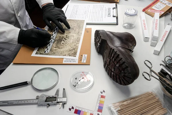 Αστυνομικός Επιστήμονας Ερευνά Ένα Παπούτσι Μοναδικό Πέλμα Ταινία Που Εμπλέκονται — Φωτογραφία Αρχείου