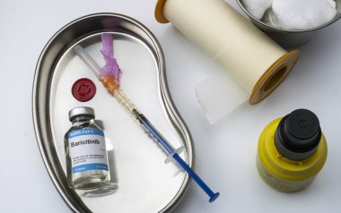 Covid-19 'dan etkilenen insanlar için hazırlanmış ilaçlar, deneysel kullanımda enfekte olmuş hastalar için baricitinib, kavramsal imaj