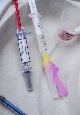 Enjeksiyona hazır heparin yüklü şırınga, yüksek sülfat glikozaminoglycan, yaygın olarak enjekte edilebilir antikoagülan olarak kullanılır, konsept görüntü