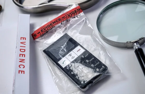 実験室での殺人やコンセプトイメージに関わるスマートフォンは ストックフォト