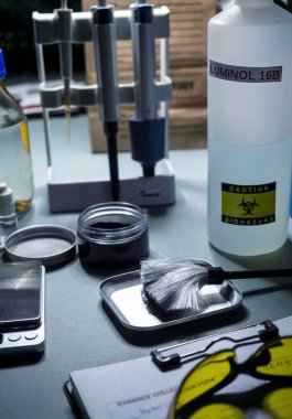 Bir suç laboratuarında dosyalar ve kanıt çantası, kavramsal görüntü