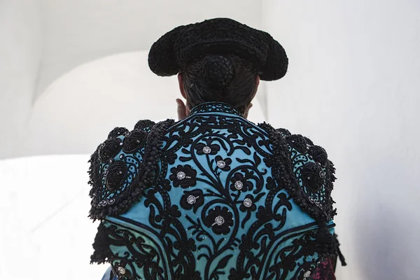 Torero avec les mains sur la casquette avant de sortir au bu — Photo