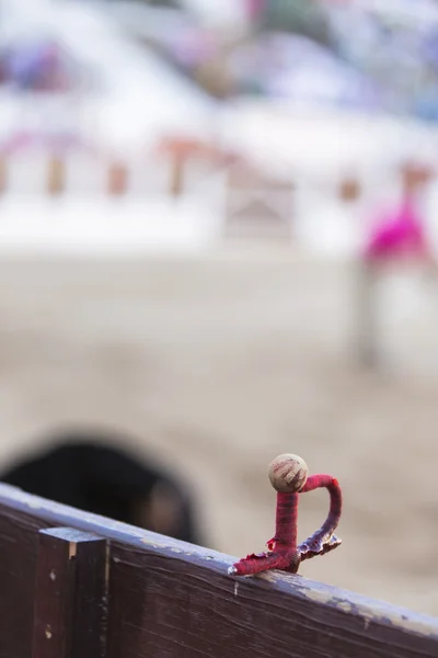 Schwert toreador unterstützt auf dem burladero, spanien — Stockfoto