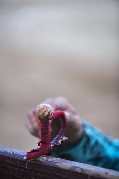 Spada torero sostenuta sul burladero, Spagna — Foto Stock