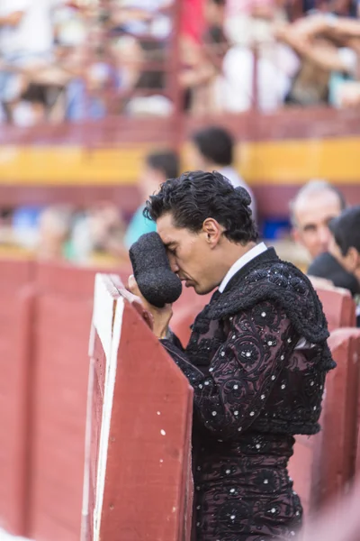 Bullfighter with montera starting rite of praying before bullfig — Stock Photo, Image