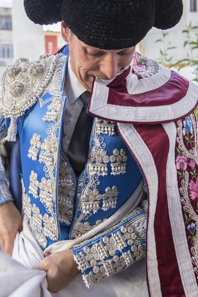 Toreador putting itself the walk cape in the alley before going — Stock Photo, Image