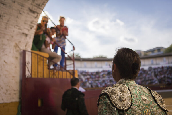 spectators wish luck toreador that there is in the alley of the 