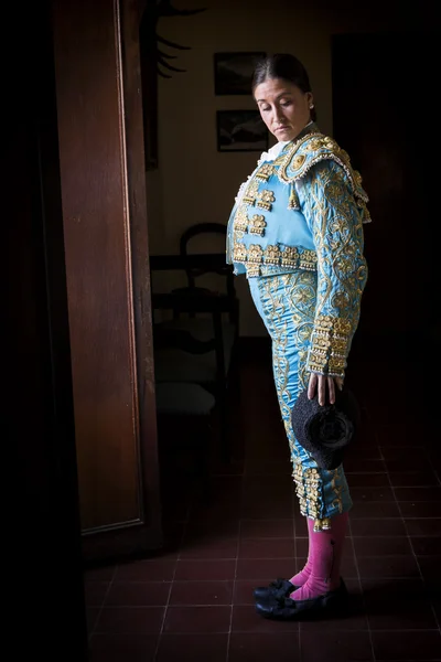 Szoba kész arra, hogy ruha matadort, amikor, mielőtt megy a bikaviadal-aréna — Stock Fotó