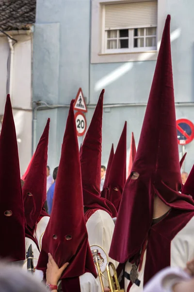 Penitentes tocando trompetas durante la Semana Santa en el Viernes Santo p — Foto de Stock