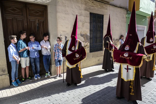 Aantal jongens kijken heilige week processie, Spanje — Stockfoto