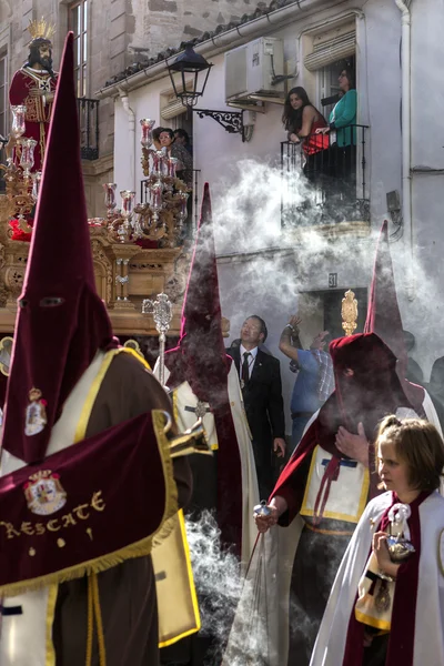 聖週間の行列、リナレスに penitents の影 1 月州、アンダルシア、スペイン — ストック写真