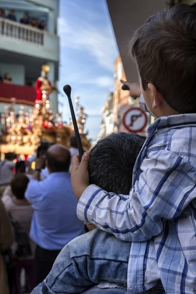 Niño de espaldas con bastón de tambor en la mano con su padre durante la procesión de Semana Santa, España —  Fotos de Stock