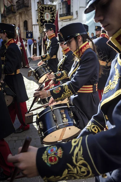 Detal muzyk gra bębna patrząc wynik, Linares, Prowincja Jaen, Andaluzja, Południowa Hiszpania — Zdjęcie stockowe