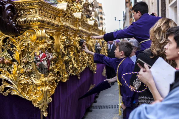 Jungen berühren den Rock des Throns, um Glück zu haben, populäre Tradition in Andalusien — Stockfoto