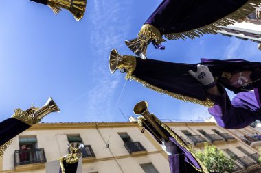 İyi Cuma alayı kutsal hafta sırasında trompet çalmaya penitents al Linares, Jaen Eyaleti, İspanya