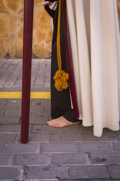 Büßer trug in einer Prozession der Heiligen Woche ein Holzkreuz — Stockfoto