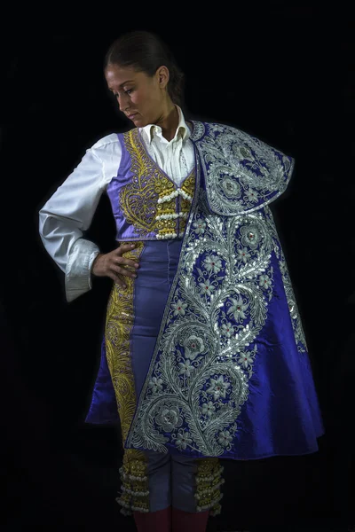女性闘牛士カポーティ徒歩紫で腰の手のポーズ — ストック写真