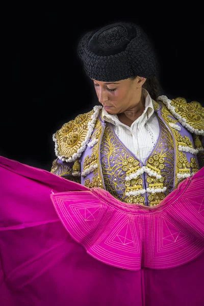 Mujer torero sosteniendo capota rosa sobre fondo negro —  Fotos de Stock