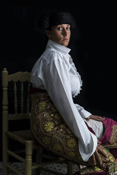 Vrouw stierenvechter zittend op zwarte achtergrond — Stockfoto