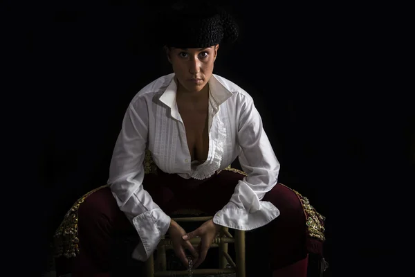 Torero femme assise sur une chaise en bois tenant un chapelet — Photo