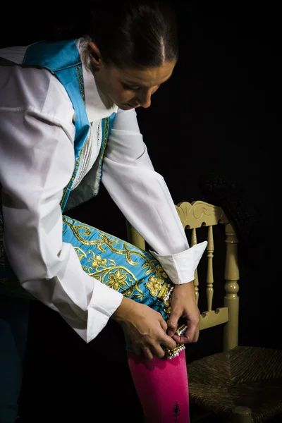 Mujer torero vistiéndose con chaleco en la espalda en un negro — Foto de Stock