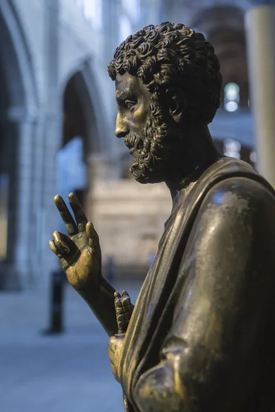 Detail of Sculpture in bronze of St Peter enthroned, Cathedral — Stock Photo, Image
