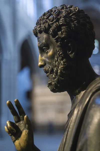Detail of Sculpture in bronze of St Peter enthroned, Cathedral — Stock Photo, Image