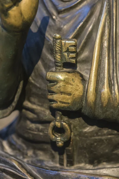 Detail of Sculpture in bronze of St Peter enthroned, Cathedral — Stock Photo, Image