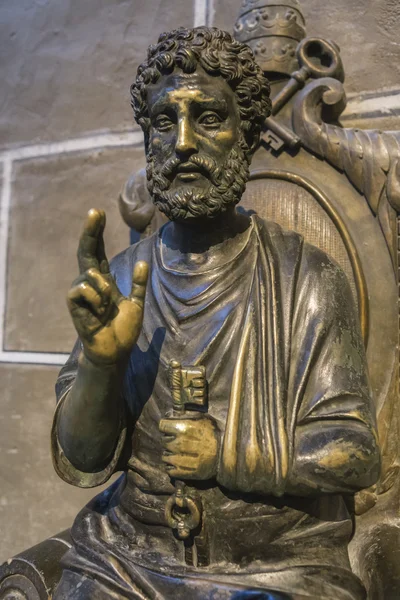 Detail of Sculpture in bronze of St Peter enthroned, Cathedral — Stockfoto