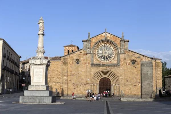 Place Santa Teresa, face de l'église de San Pedro, façade principale se distingue par sa rosette cistercienne, Avila, Espagne — Photo