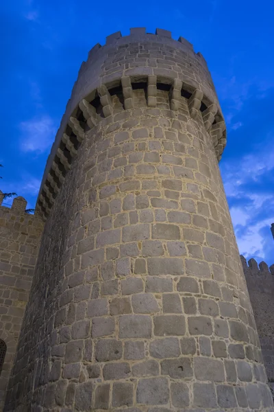 Wunderbare mittelalterliche Außenmauer, die die Stadt Avila, Spanien, schützt und umgibt — Stockfoto