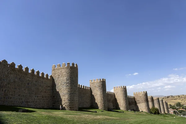 Středověké městské hradby v Avila. Za nejlépe dochovaných v Evropě, Avila, Španělsko — Stock fotografie