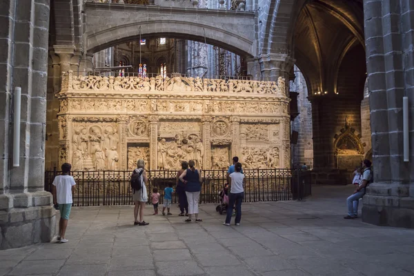 Inside view of the Cathedral in Avila, Group of tourists admiring the retrochoir illuminated, a Romanesque and Gothic church in the South of Old Castile in Spain, considered by its age (12th century) as one of the first — Stock Photo, Image