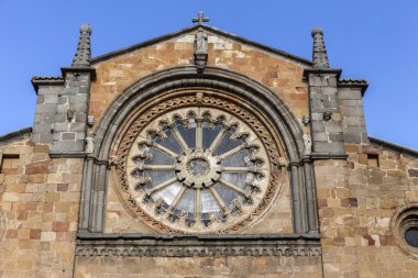 Santa Teresa Meydanı, açık, Kilisesi, San Pedro, ana cephe onun manastır rozet Avila, İspanya duruyor.