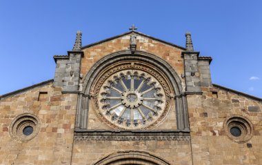 Santa Teresa Meydanı, açık, Kilisesi, San Pedro, ana cephe onun manastır rozet Avila, İspanya duruyor.