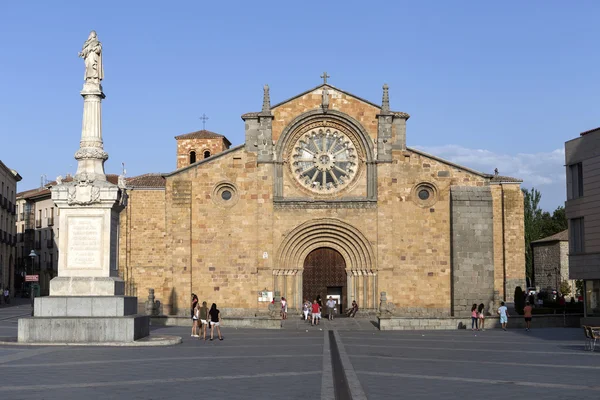 Place Santa Teresa, face de l'église de San Pedro, façade principale se distingue par sa rosette cistercienne, Avila, Espagne — Photo