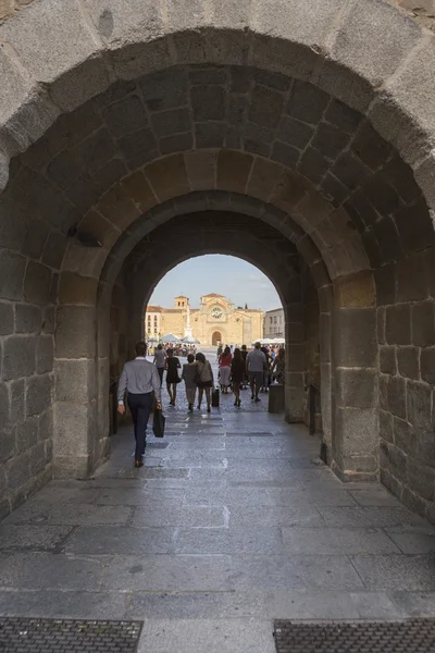 Santa Teresa Square, framsidan av den kyrkan San Pedro, turister som strosar genom båge av väggarna i Ávila, Spain — Stockfoto