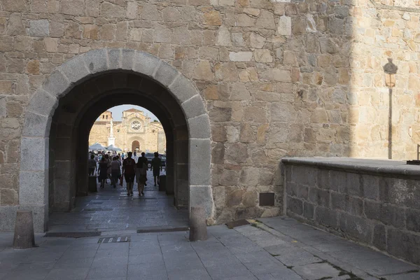 Piazza Santa Teresa, di fronte alla Chiesa di San Pedro, Turisti passeggiando attraverso l'arco delle mura di Avila, Spagna — Foto Stock