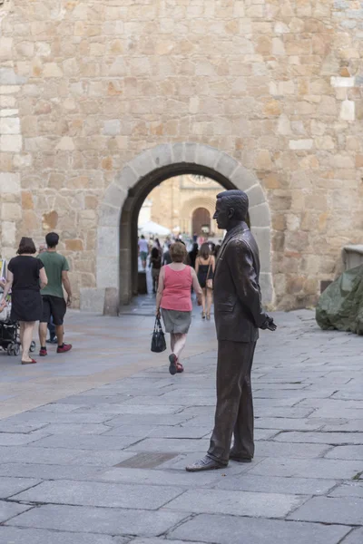 Estatua de Adolfo Suárez González, fue presidente de España, realizada en bronce de tamaño natural, colocada en la plaza que lleva su nombre, muy cerca de donde descansan sus restos mortales junto a los de su esposa, Amparo I — Foto de Stock