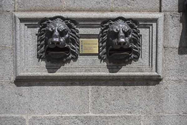 Edificio de Correos, detalle de buzón para cartas con león él —  Fotos de Stock